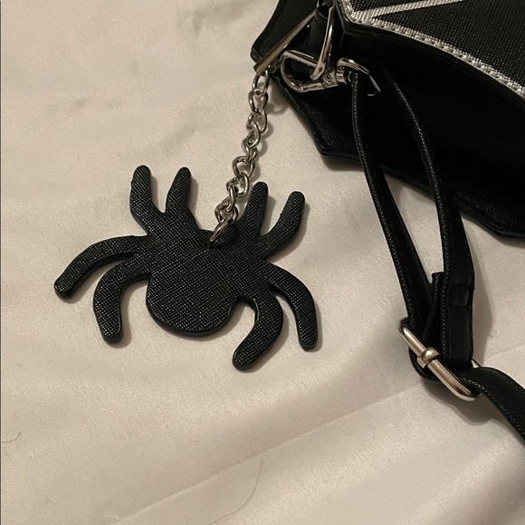 Spiderweb heart shaped cross body bag - Picture 3 of 4